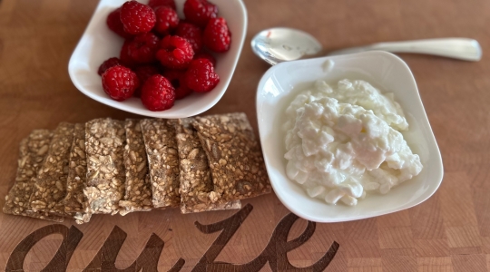 Craquelins avec fromage cottage et framboises