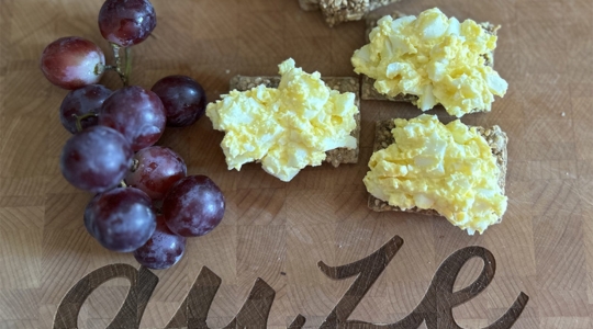 Craquelins avec tartinade aux oeufs et raisins