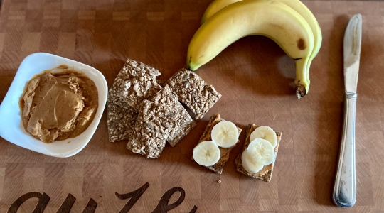 Craquelins avec beurre d'arachide et bananes