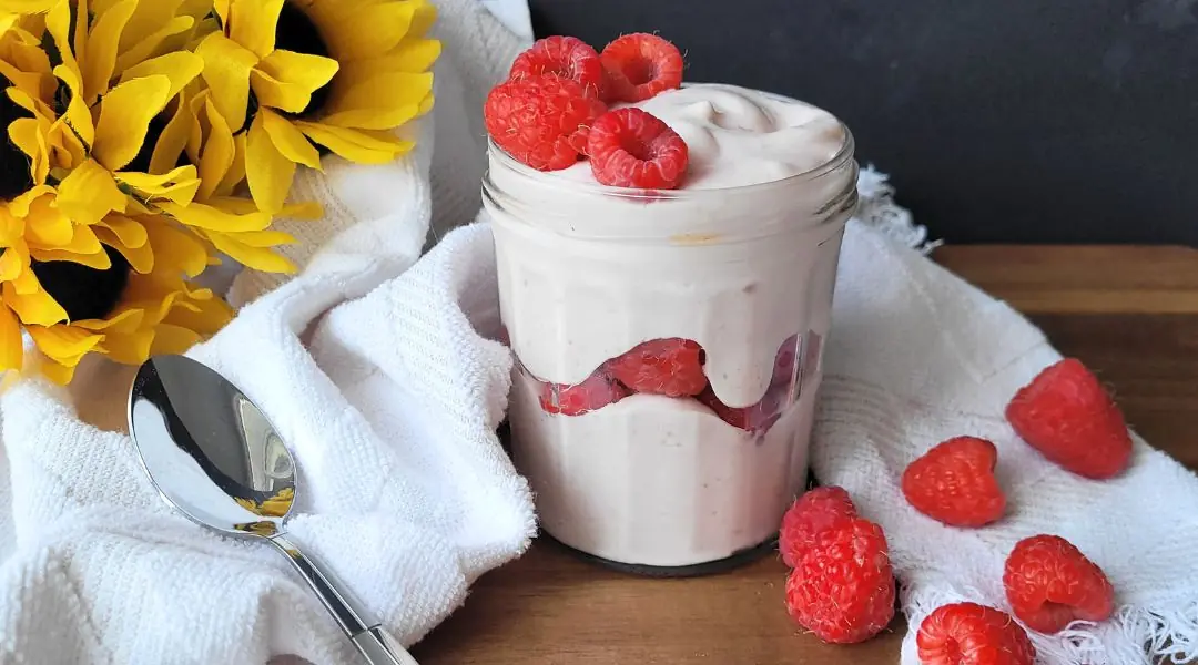Cheesecake-style mousse in a Mason jar