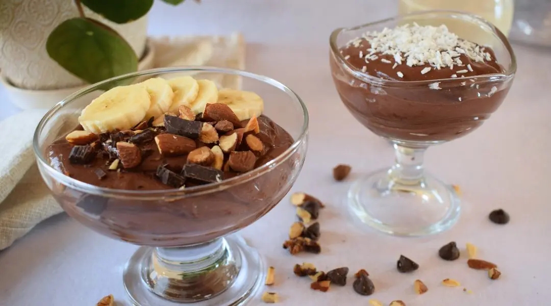 Chocolate mousse with banana slices and chocolate shavings