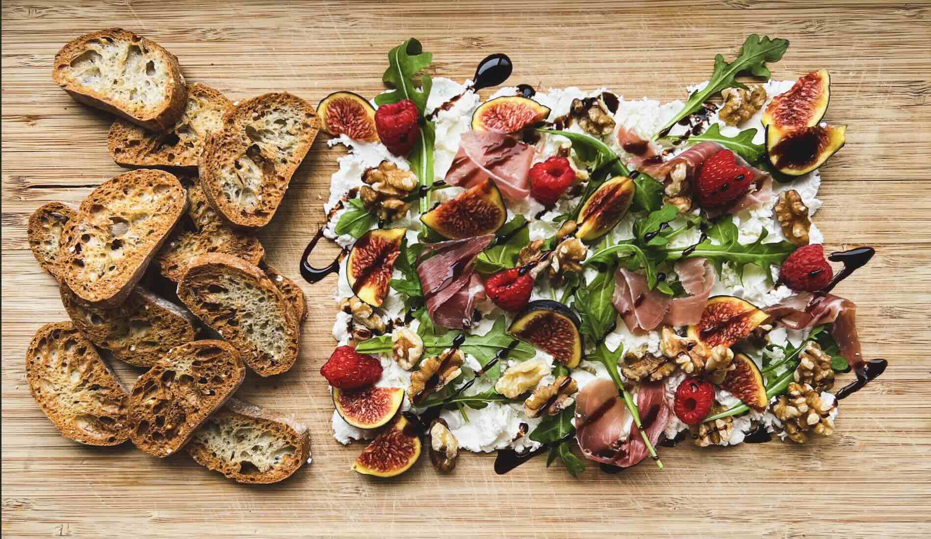  “Butter board” au fromage de chèvre et figues 