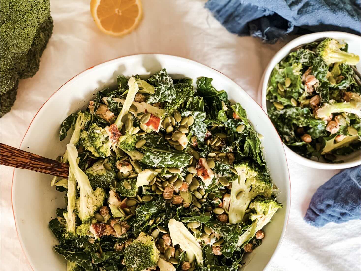 Salade de brocoli, halloumi et pois chiches grillés