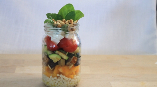 salade de couscous en pot avec poivron, aubergine, courgette, tomate, feta, menthe et noix