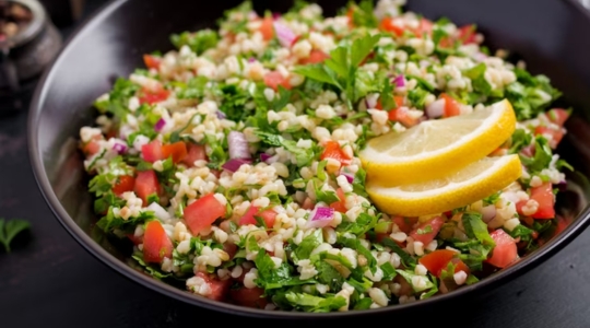 quinoa avec tomates, oignons, menthe fraîche, citron, lime et noix de coco