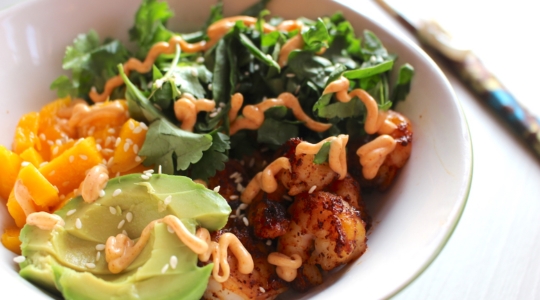 poke bol aux fruits de mer avec avocats, verdure et mangue