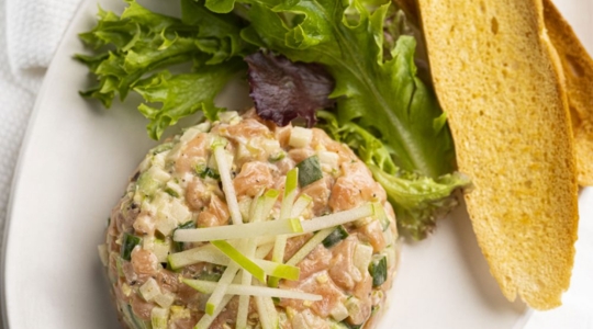 tartare de saumon, pomme, concombre laitue et croutons