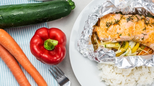 saumon en papillote avec légumes et riz