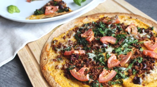 pizza sur pita avec légumes et tomates