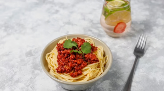 pâtes au tempeh avec sauce tomate maison, eau aromatisée