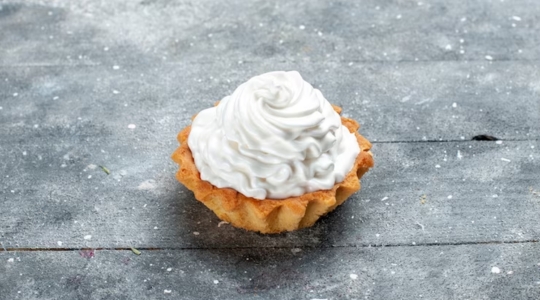 crème fouettée dans une pâte feuilletée