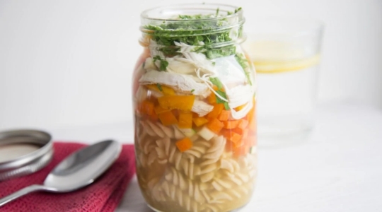 soupe repas avec pâtes fusilli, carottes et poulets