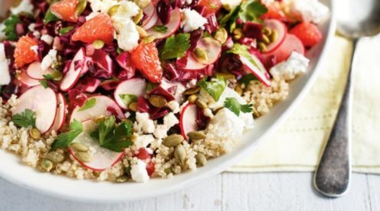 salade croquante au quinoa, chou, radis et feta