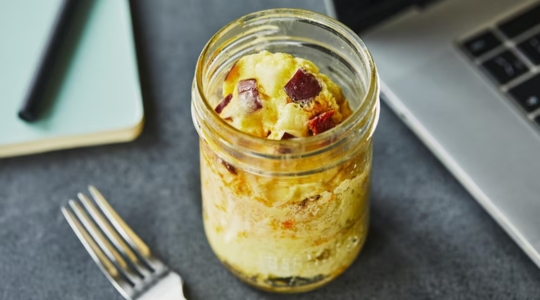 omelette déjeuner dans un pot