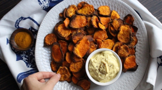 Croustilles de patate douce sauce au cari