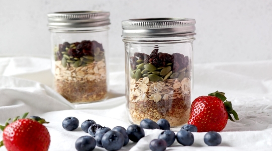 gruau à assembler avec graines, fruits séchés, bleuets et fraises