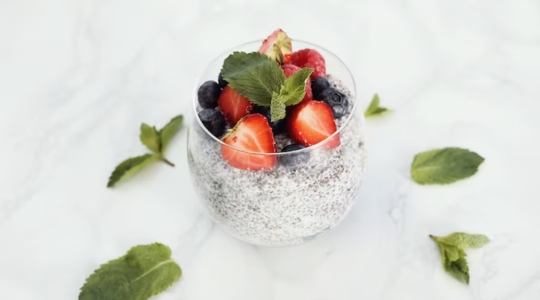 pouding au chia avec bleuets, fraises et menthe fraîche