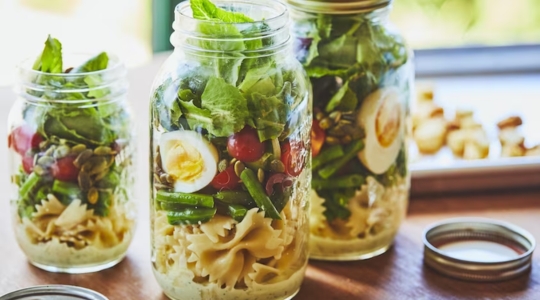 salade de pâtes en pot avec légumes verts, oeuf et vinaigrette