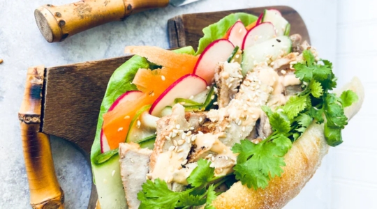 sandwich au poulet grillé à la vietnamienne avec radis