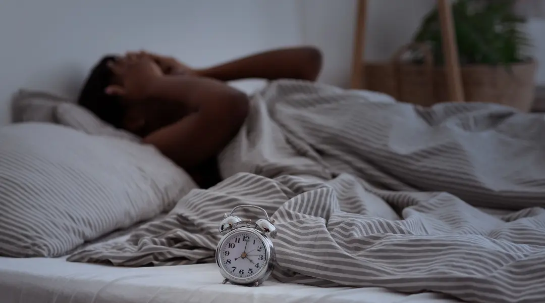 Someone trying to fall alseep - Comment la nutrition peut améliorer votre sommeil