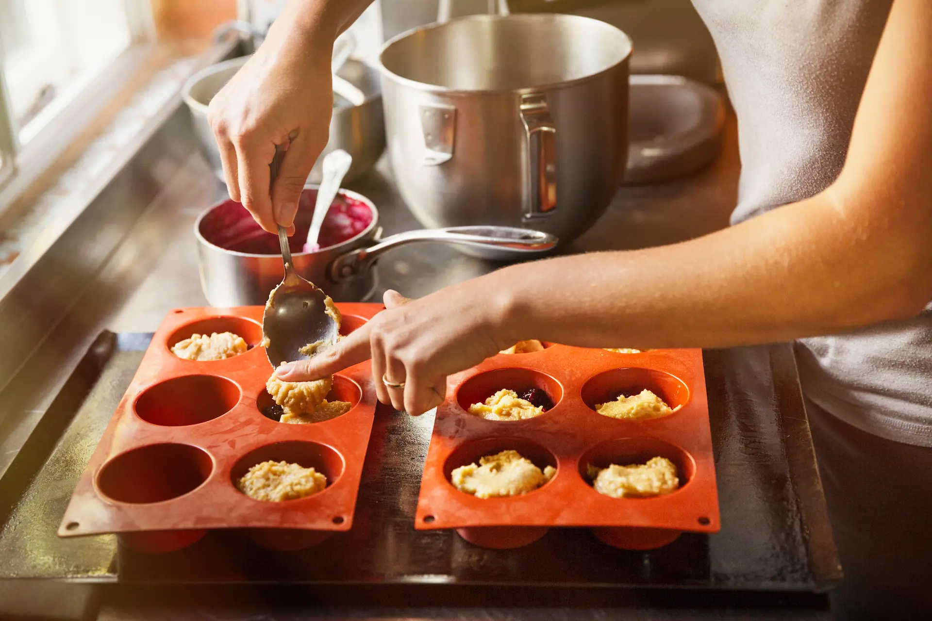 moment de préparation de muffins maison