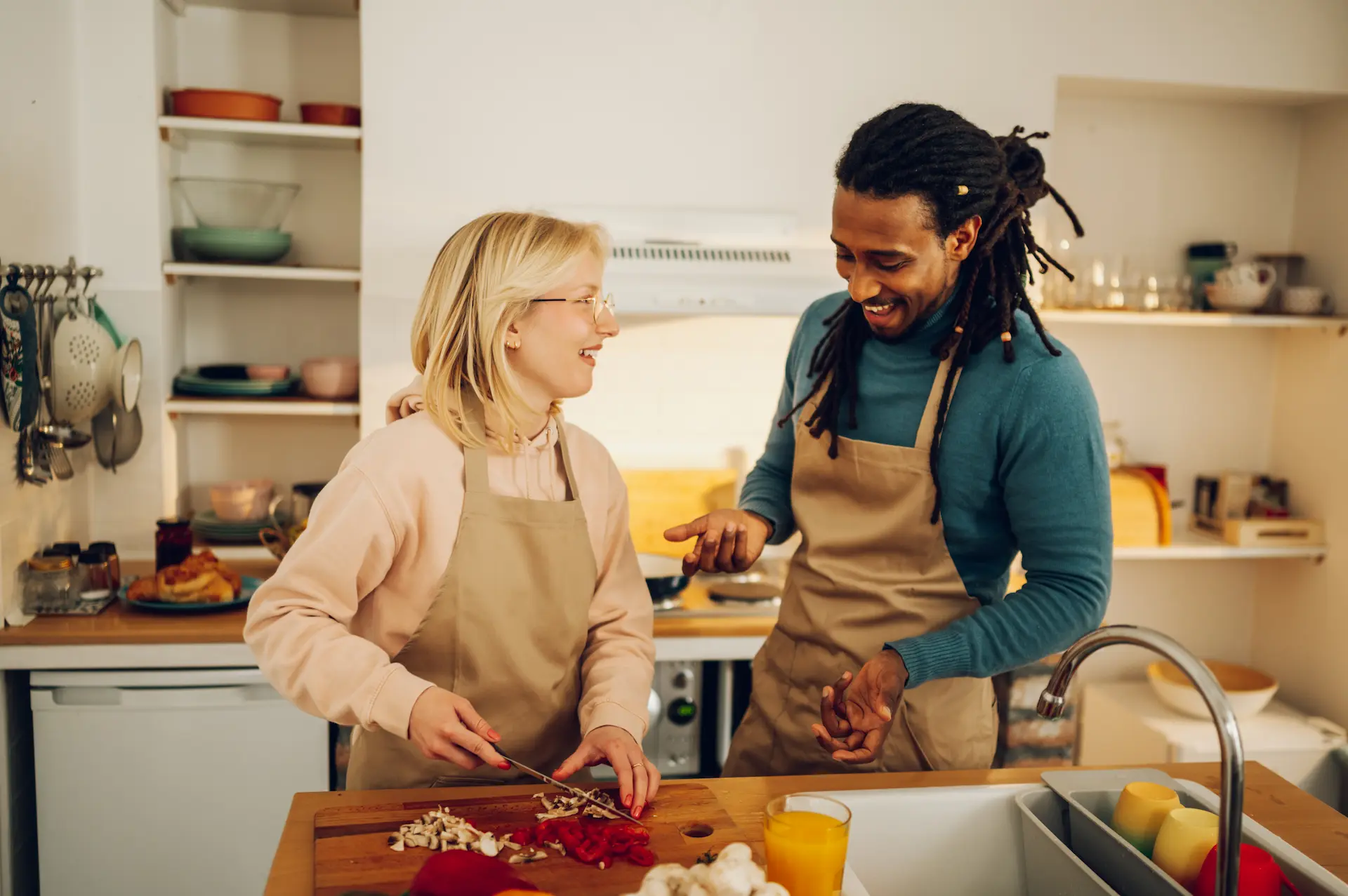 homme et femme qui cuisinent Atteignez un poids santé et durable avec une diététiste à Joliette