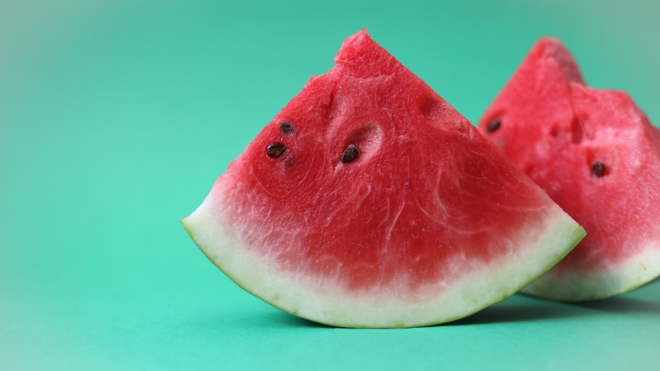 panier de fraises dans les mains d'un producteur du Québec