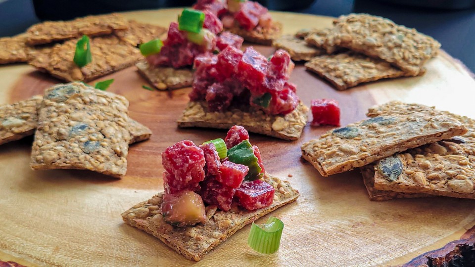Crackers with beet and ricotta preparation