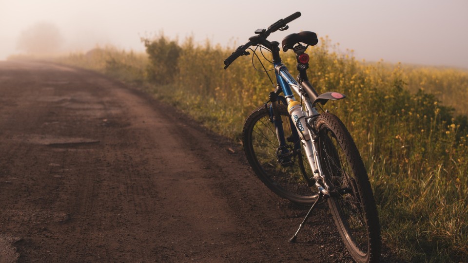 vélo stationné sur le bord d'une route