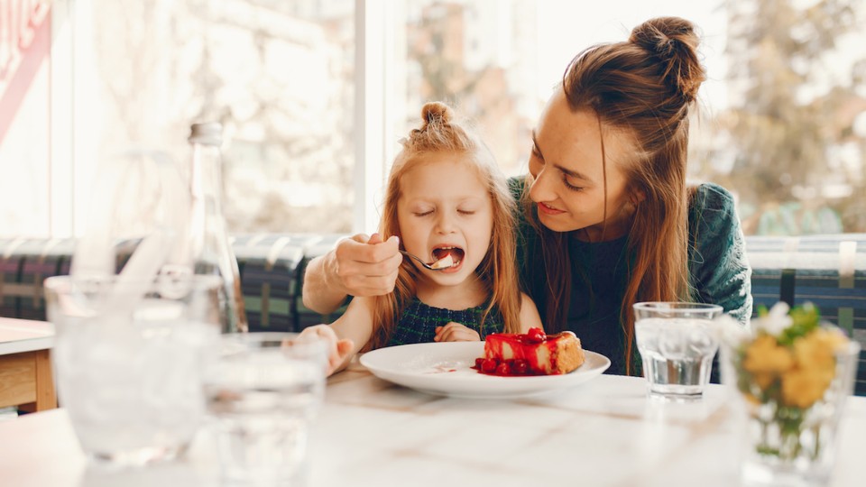 une maman qui nourrit son enfant