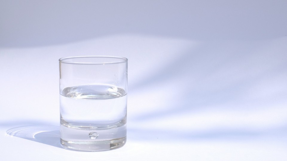 verre d'eau sur un fond blanc