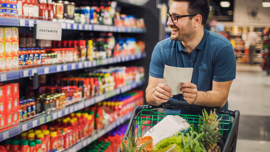 homme qui fait l'épicerie