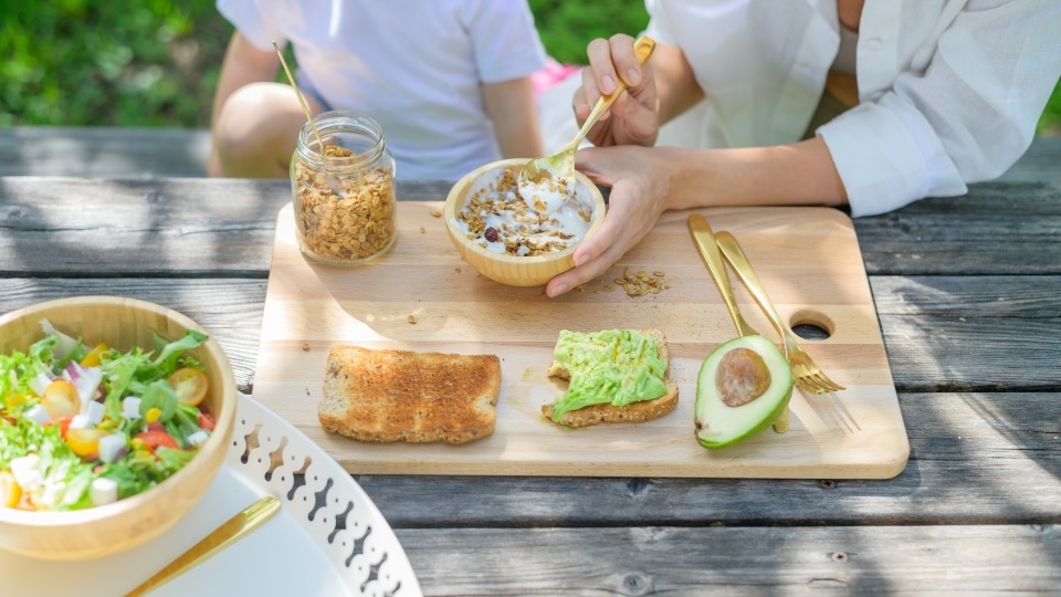 Nutritionist Dietician in Toronto preparing a healthy meal for a kid