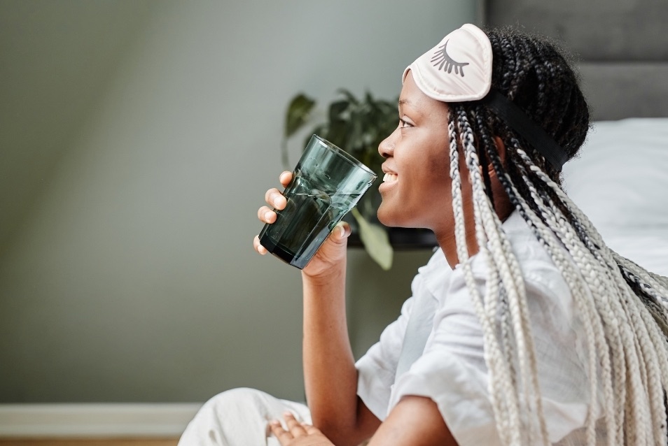 Femme qui boit de l'eau en pyjama - Woman drinking water in her pyjamas