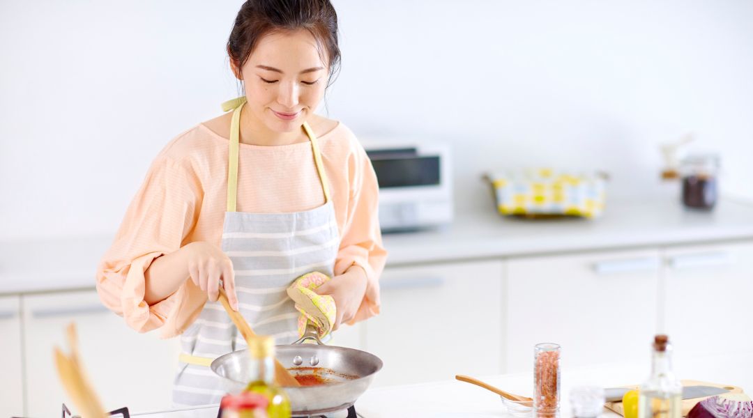 femme qui cuisine ses repas à l'avance sur un fond blanc