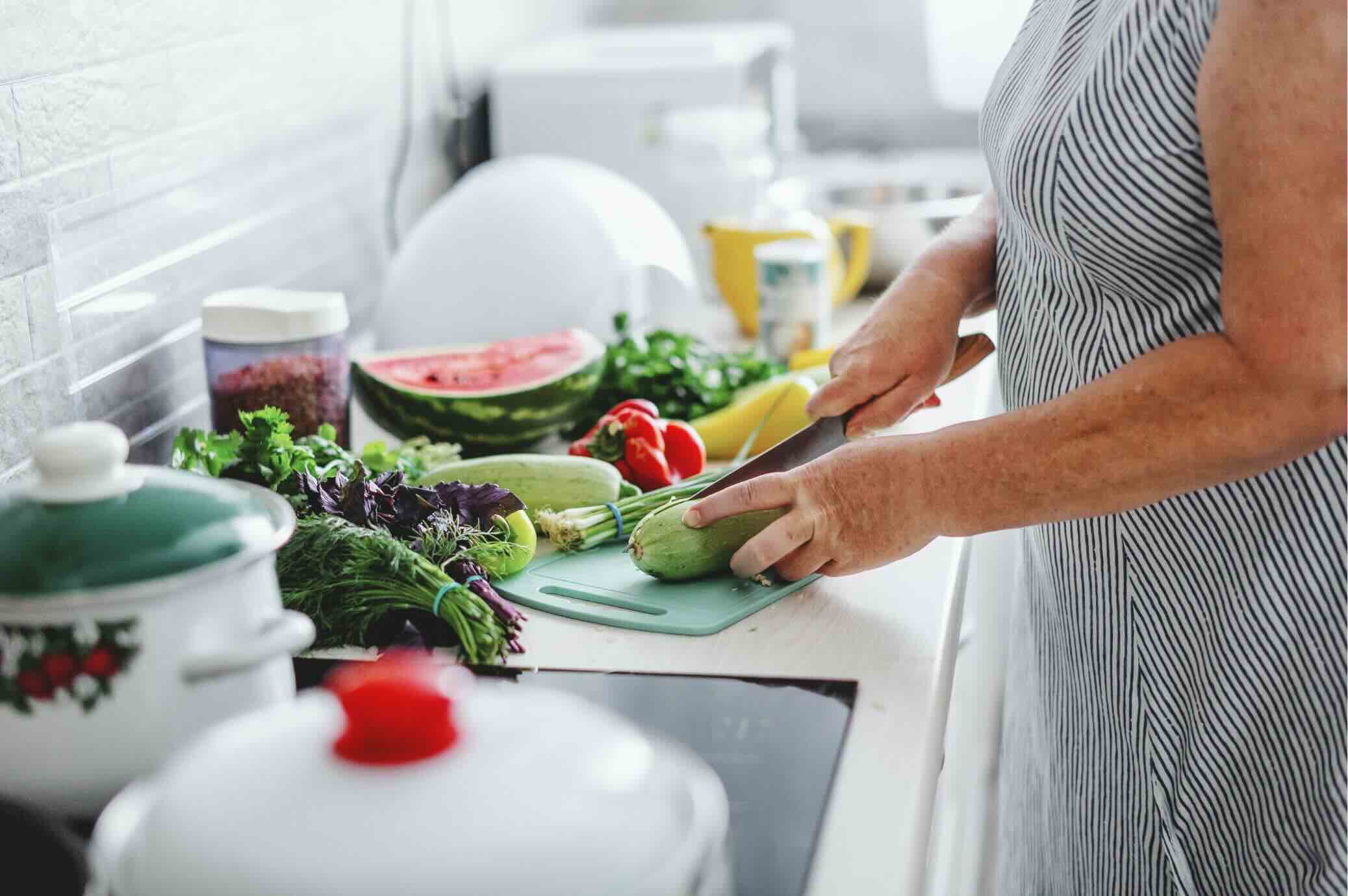 Femme coupant légumes - Woman cutting vegetables