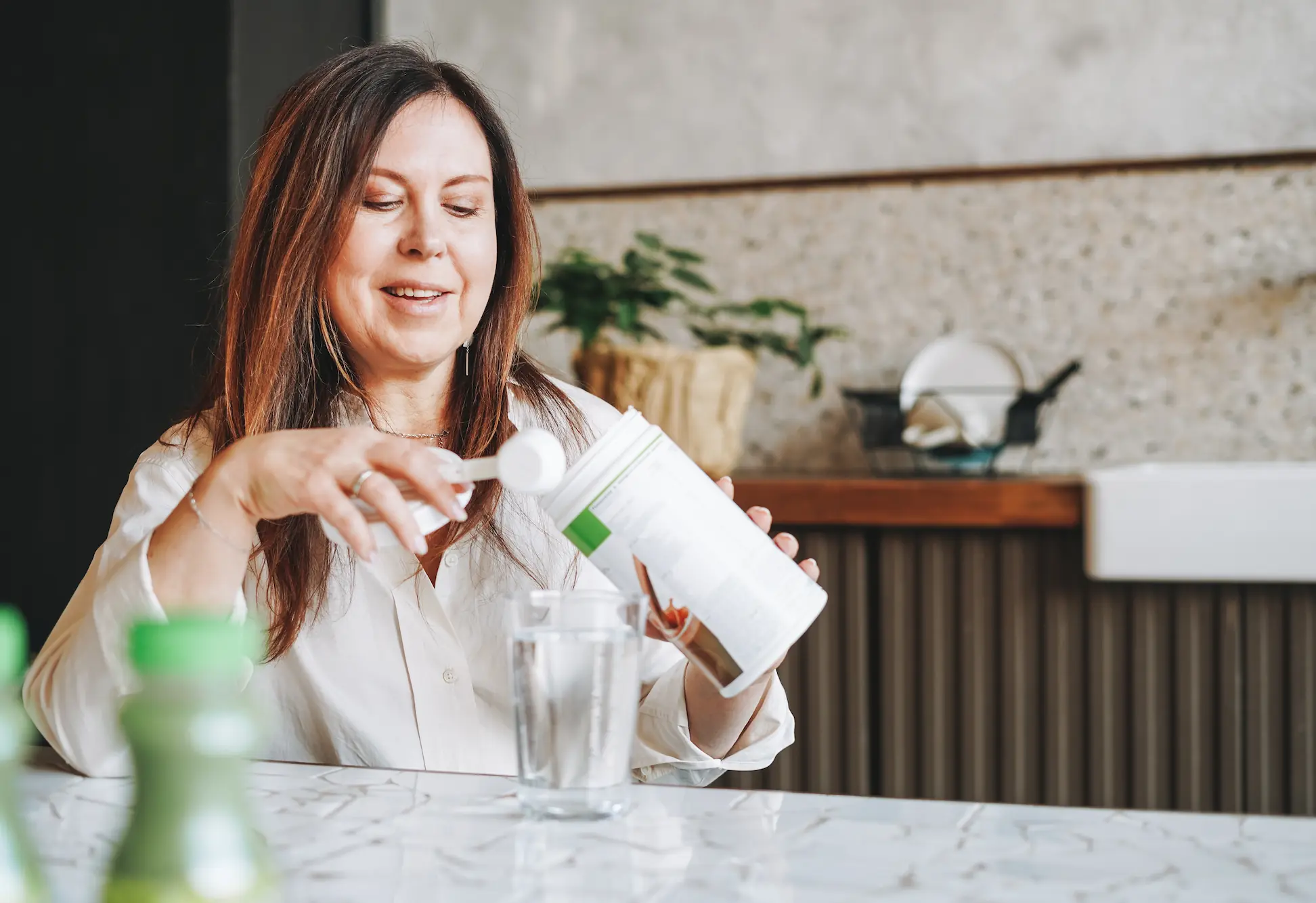 Femme souriant utilisant poudre de collagène - Smiling woman using collagen powder
