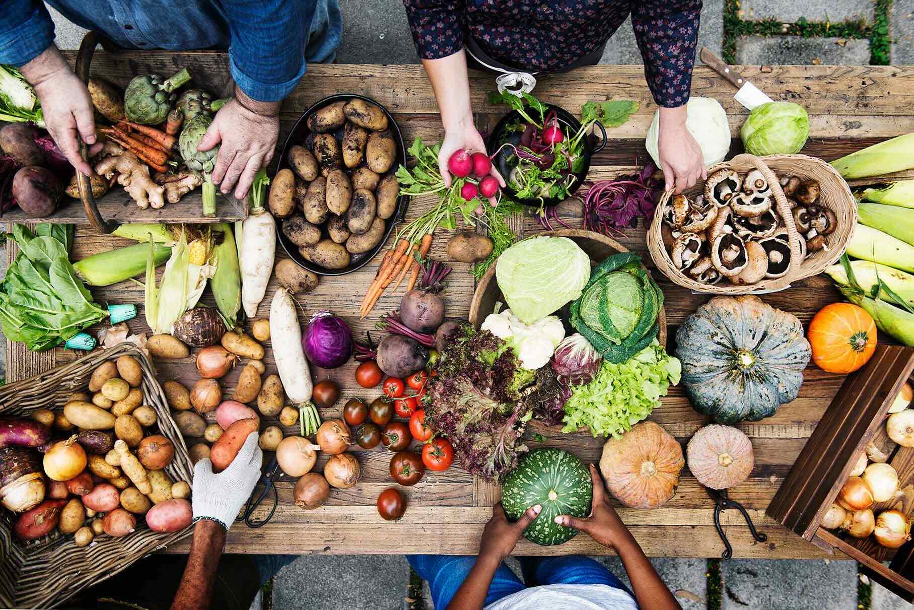 Fruits et légumes sur une table - Fruits and vegetables on table