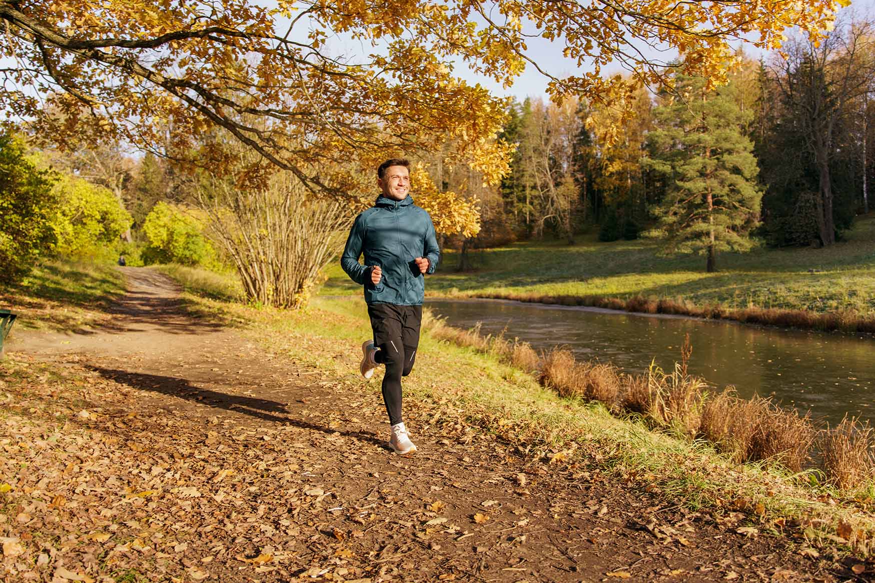 Homme courant sur un sentier d'automne - Man jogging on a leafy autumn trail