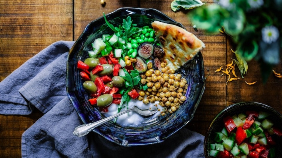 bol de légumes avec pois chiche concombre tomate et pain naan