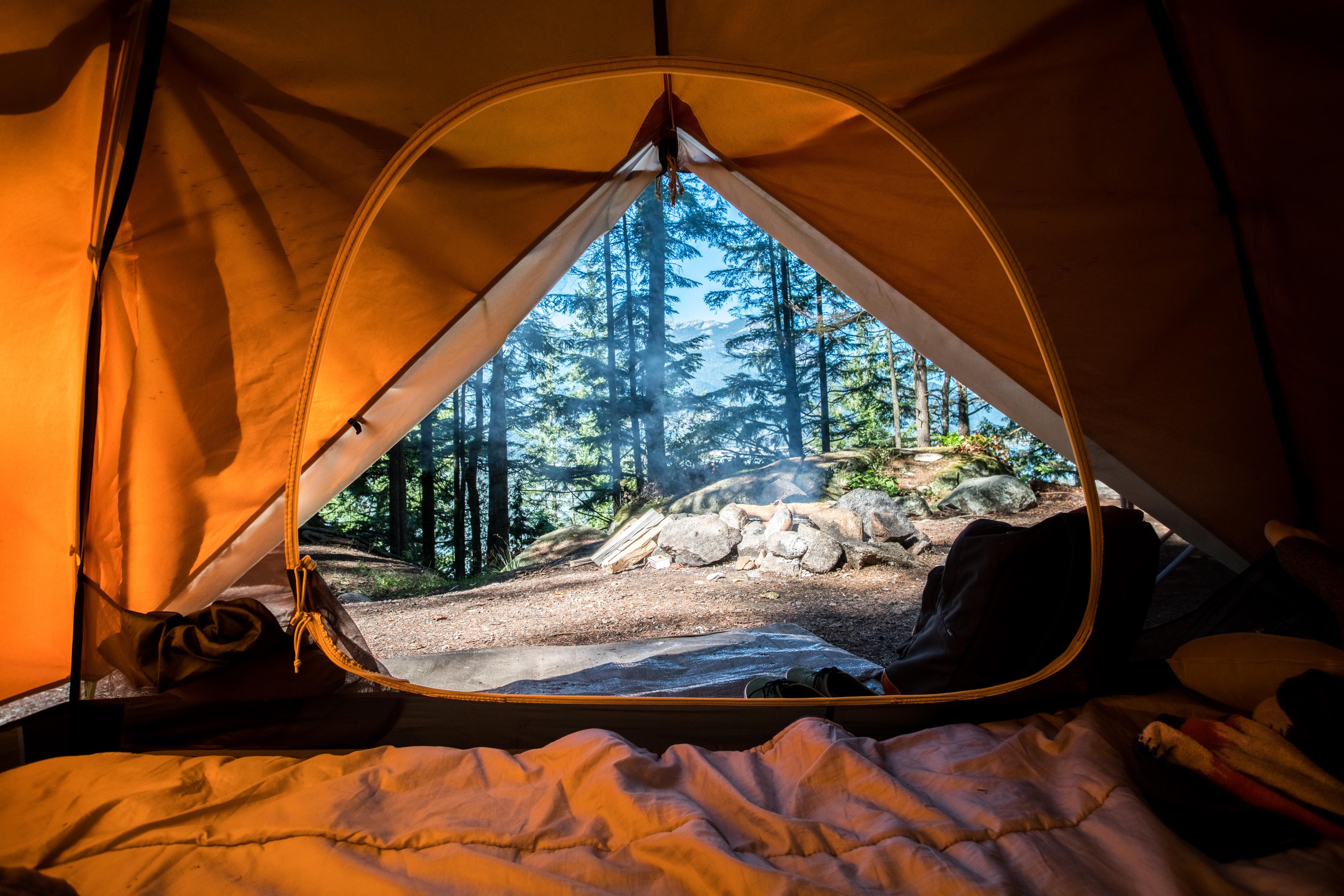 Tente de camping avec vue sur la forêt