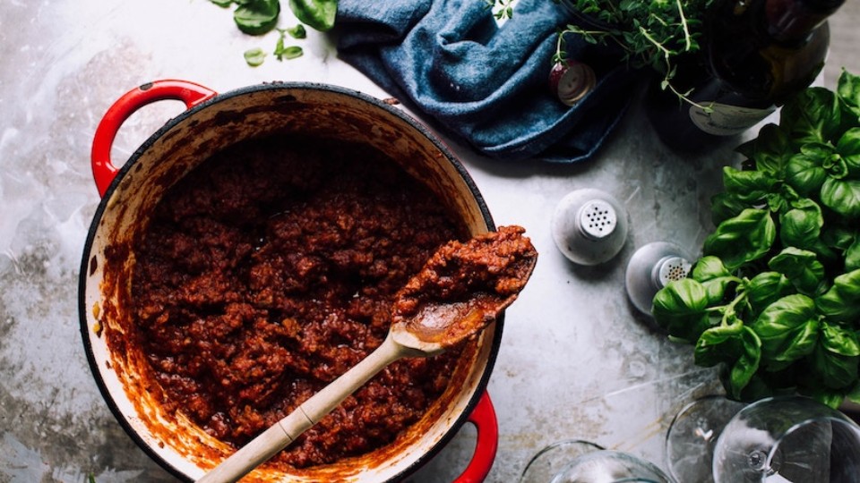 chili dans un chaudron rouge