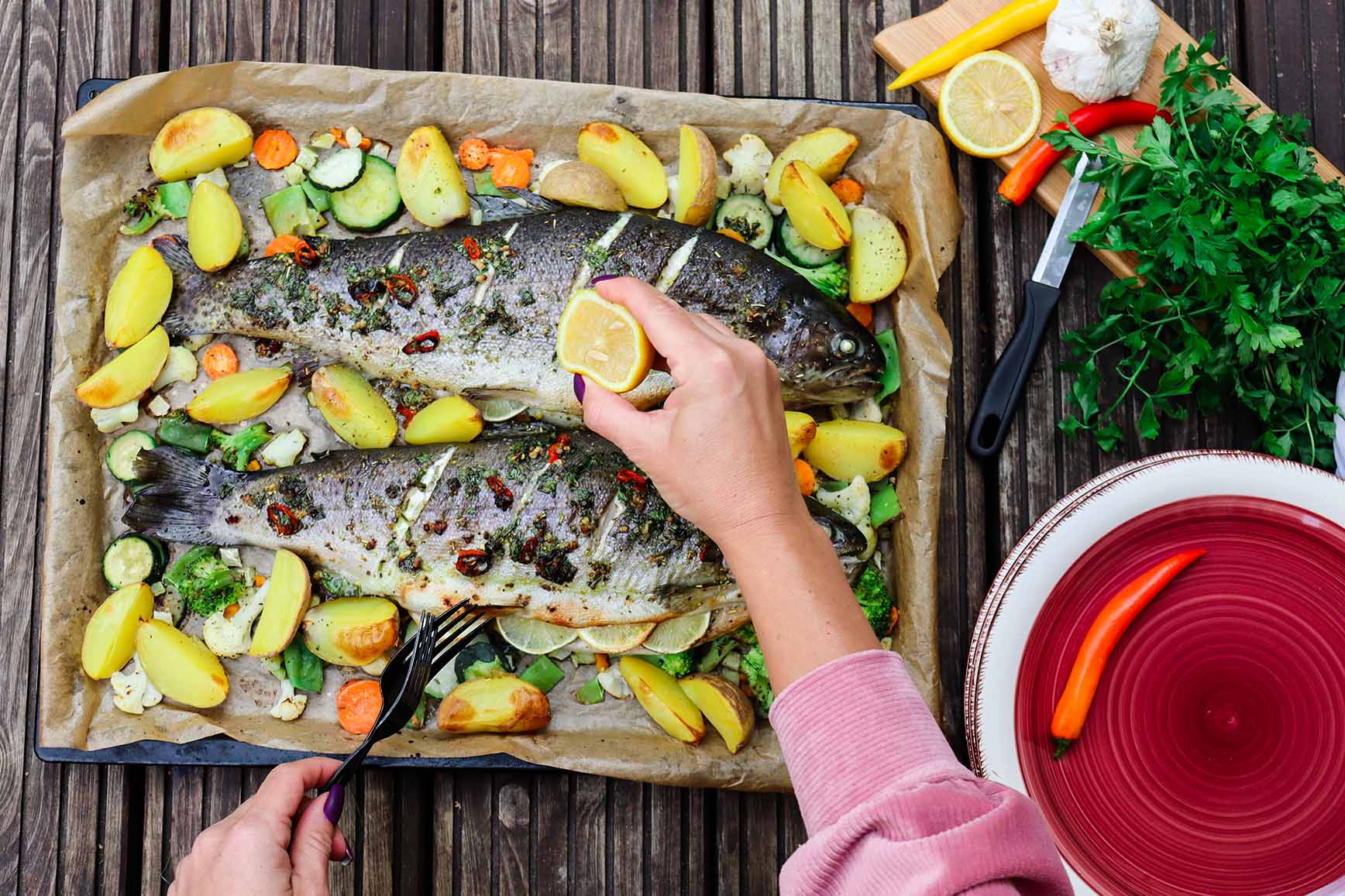 Mains qui cuisinent le poisson