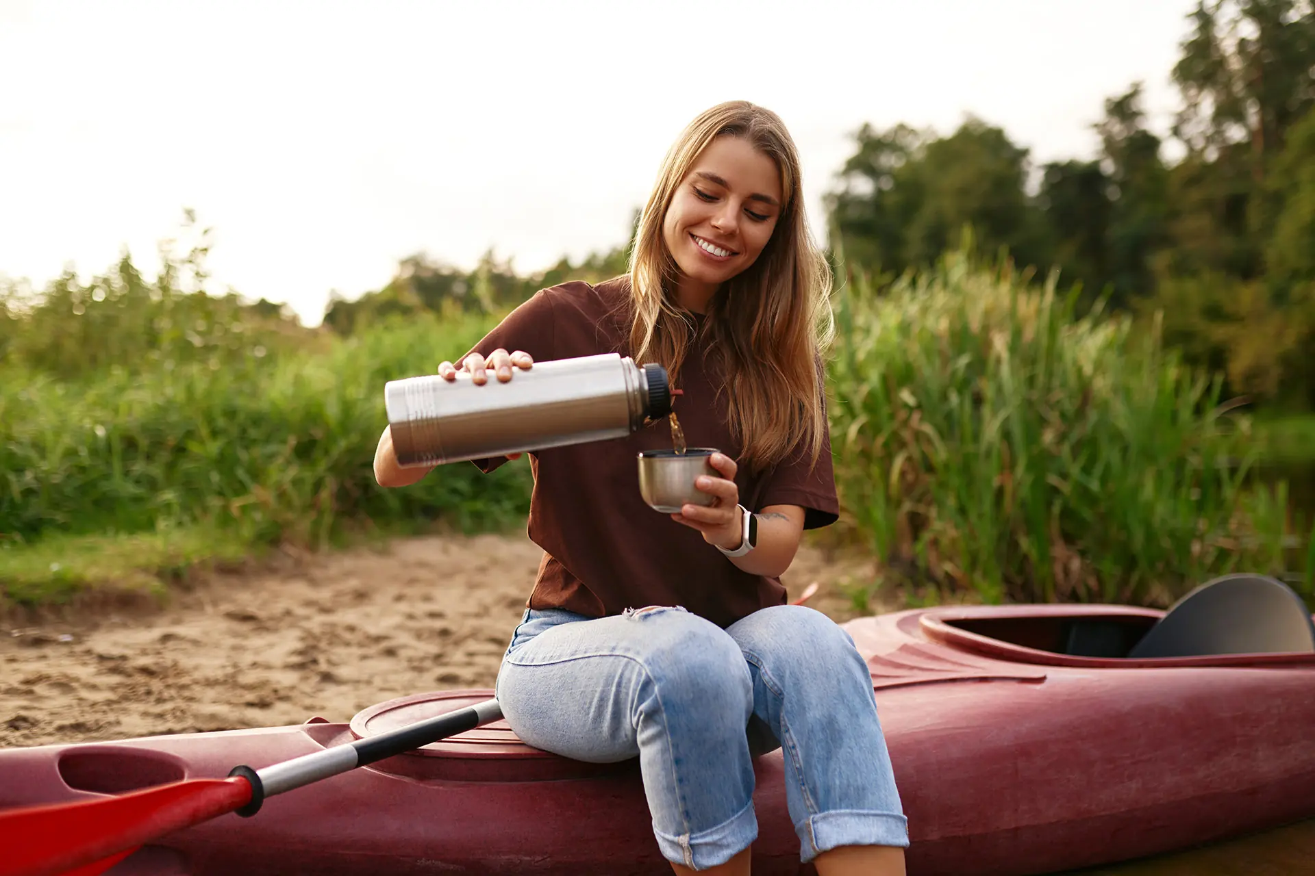 Femme assise sur un kayak - Woman sitting on a kayak