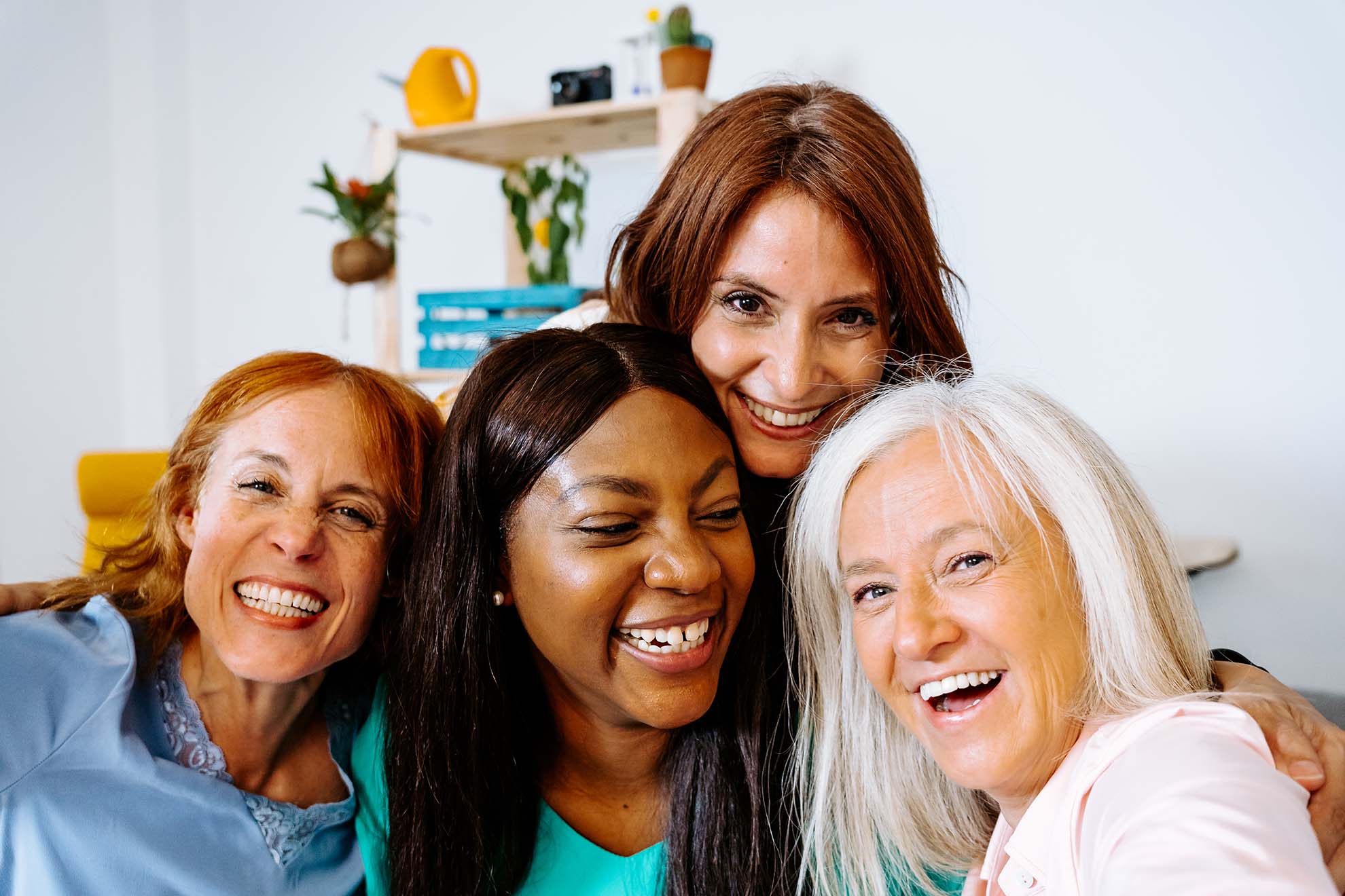 Quatre femmes diverses souriant | Four diverse women smiling