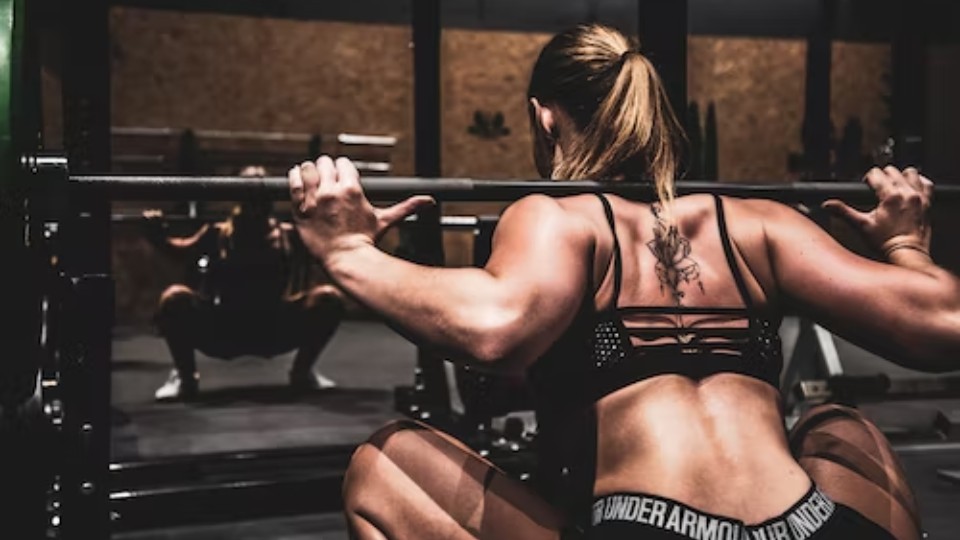 woman lifting weights at the gym