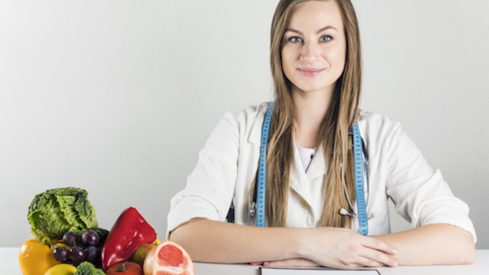 nutritionniste avec des légumes