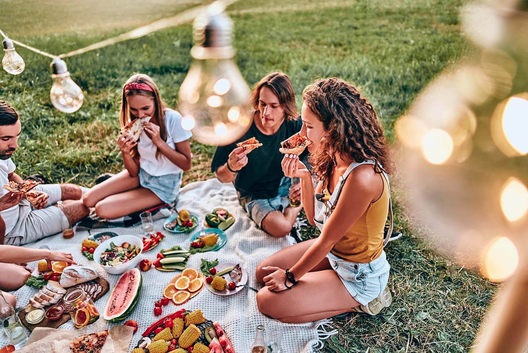 Happy family enjoying outdoor meal - Famille heureuse mangeant à l'extérieur