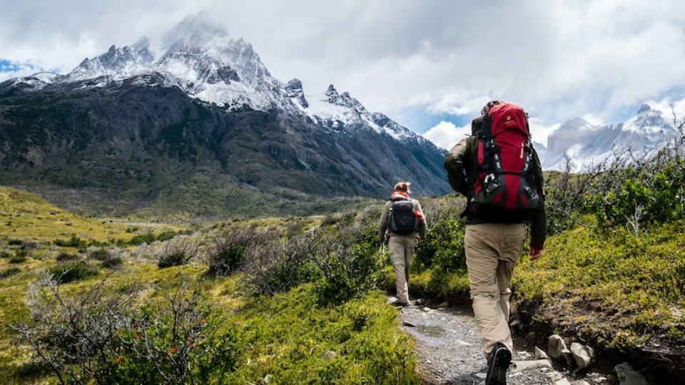 "summer snacks," "hiking snacks," "trail mix recipes," "smoothie ideas," "energy balls," and "hydration tips."