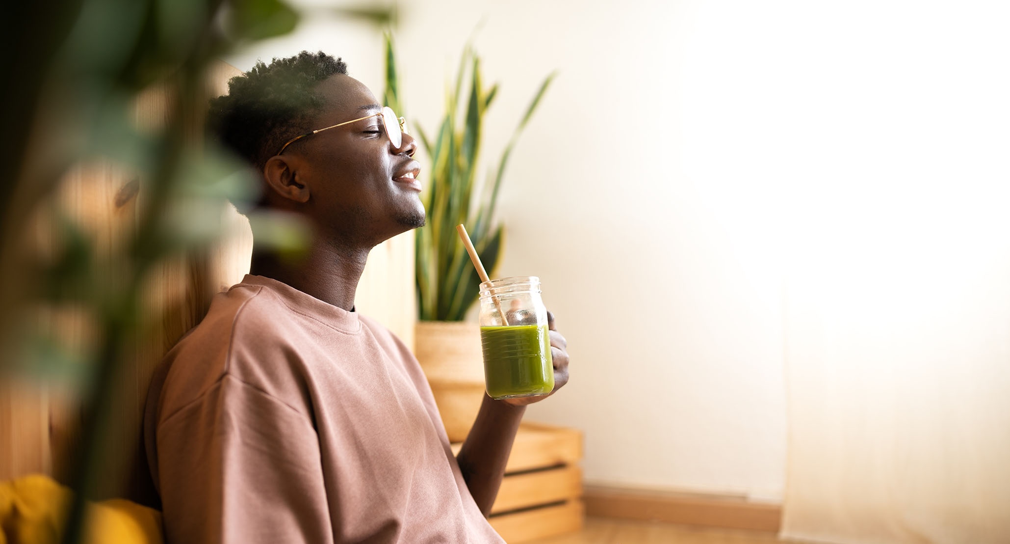 Homme buvant smoothie vert - Man drinking green smoothie